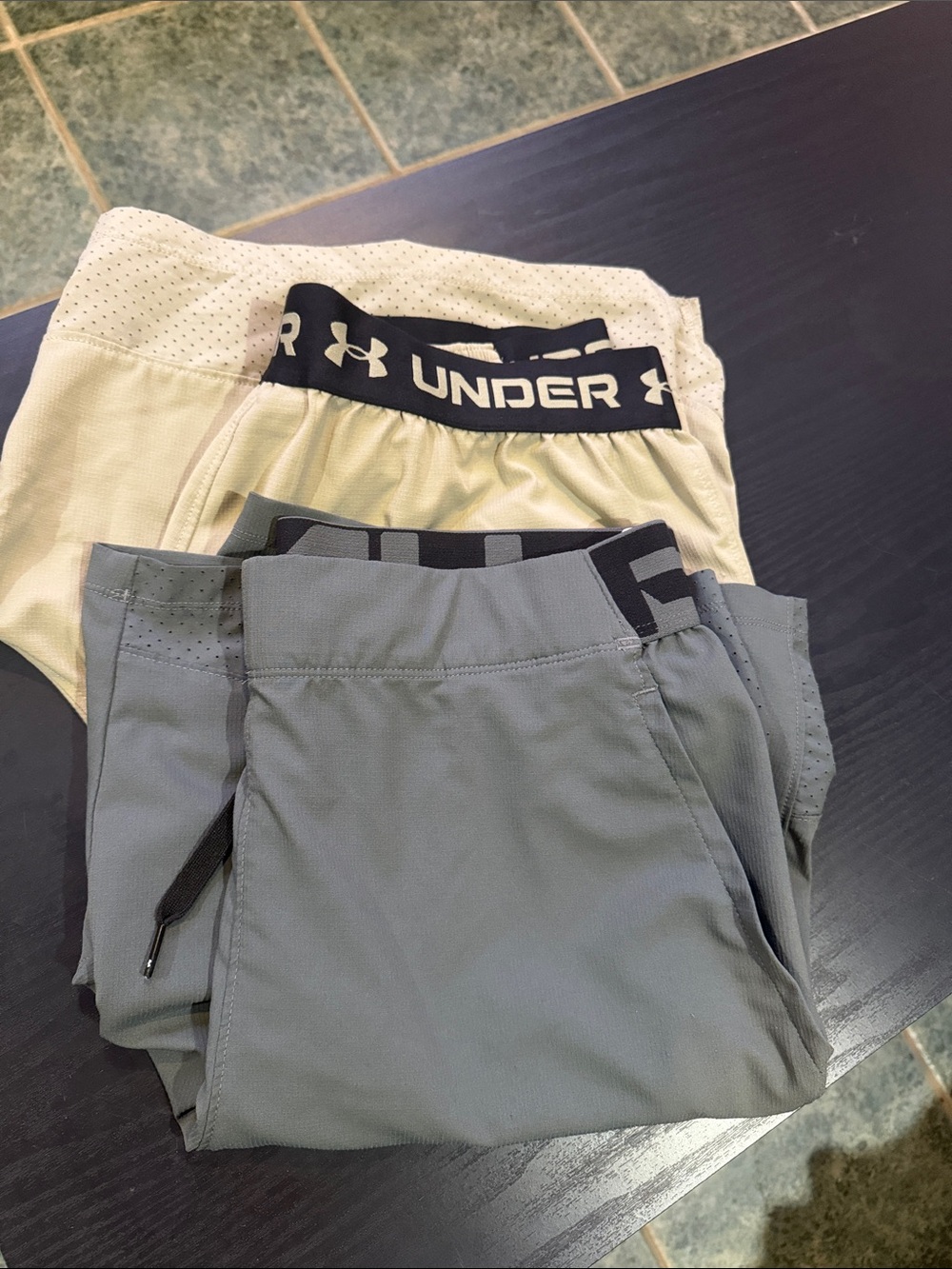 Men’s Large Under Armour Athletic Shorts - Gray & Cream Waistband
